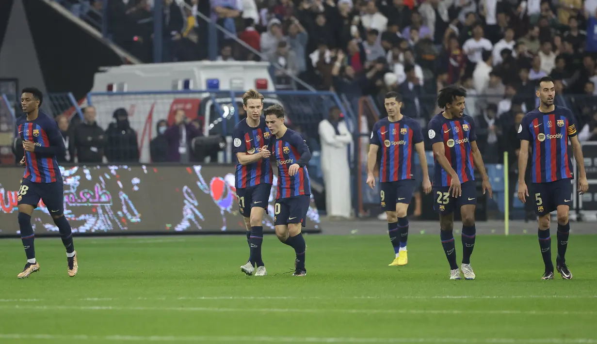 Gelandang Barcelona, Gavi (Tengah) merayakan dengan rekan setimnya setelah mencetak gol ke gawang Real Madrid pada final Piala Super Spanyol di Stadion King Fahd, di Riyadh, Arab Saudi, Senin (16/1/2023). Gavi tampil memukau dengan mencetak satu gol dan dua assist. (AFP/ Giuseppe Cacace)