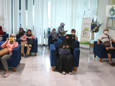 Suasana pelayanan nasabah di kantor pusat Bank Bukopin, Jakarta, Selasa (1/7/2020). Otoritas Jasa Keuangan (OJK) resmi memberikan pernyataan efektif pelaksanaan Penawaran Umum Terbatas kelima (PUT V) Bukopin, pada Selasa (30/6). (Liputan6.com/Herman Zakharia)
