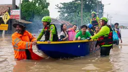 Pemerintah Thailand telah mengumumkan keadaan darurat di provinsi Songkhla, pusat bencana yang paling terdampak. Tampak dalam foto, warga di atas perahu saat banjir melanda Hat Yai, Provinsi Songkhla, Thailand selatan, pada Rabu 26 November 2025. (Arnun Chonmahatrakool/THAI NEWS PIX/AFP)