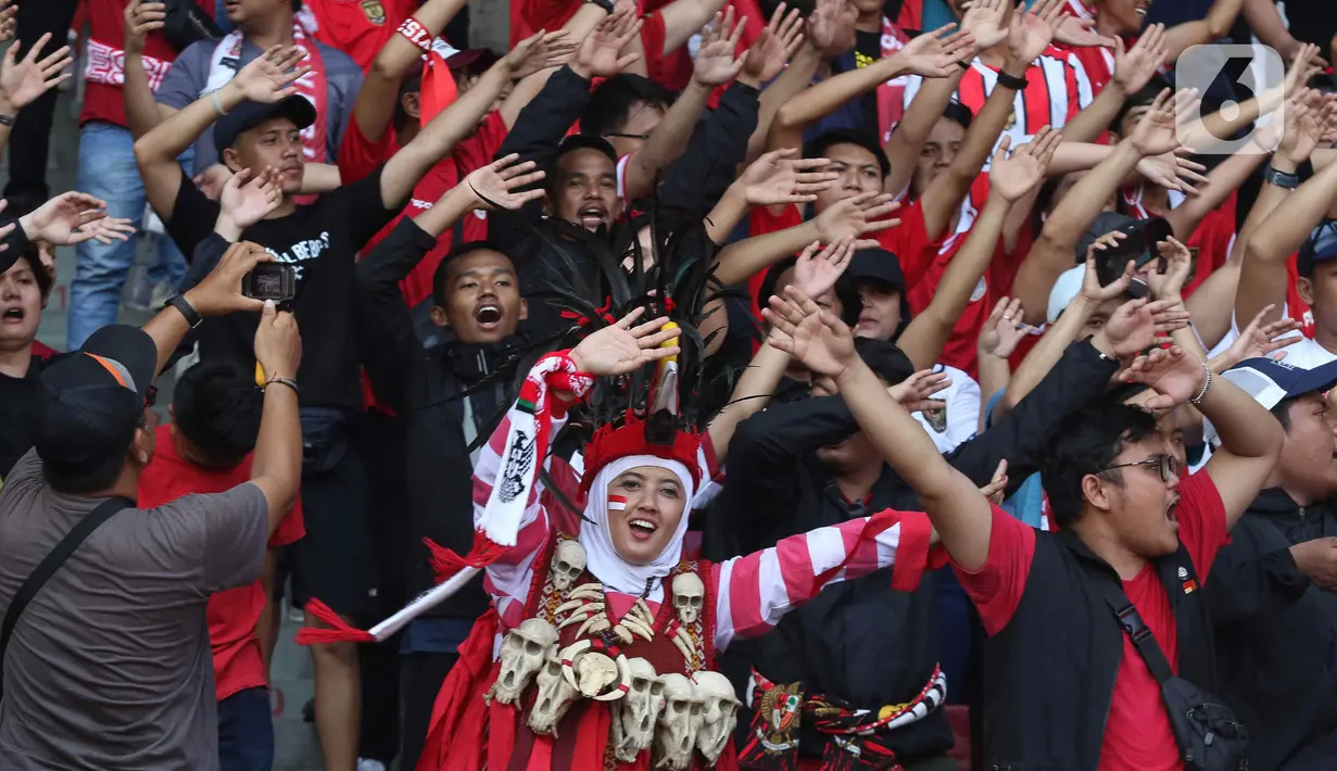 Mereka pun tidak segan berbaur dengan suporter pria saat menyaksikan langsung laga timnas Indonesia. (Liputan6.com/Herman Zakharia)