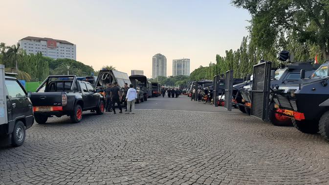 Sejumlah kendaraan taktis aparat kepolisian mulai bersiaga di belakang panggung reuni 212 di Monas, Jakarta Pusat. (Yopi Makdori/Liputan6.com)