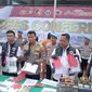 Polres Kota Tangerang menggelar konferensi pers terkait penangkapan tiga pria yang diduga melakukan penambangan ilegal di dua lokasi yakni Jalan Kampung Bunar, Desa Saga, Kecamatan Sukamulya, dan Desa Rancaalat, Kecamatan Kresek, Kabupaten Tangerang. (Liputan6.com/Pramita Tristiawati)