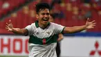 Pemain Indonesia Witan Sulaeman melakukan selebrasi usai mencetak gol ke gawang Singapura pada pertandingan leg pertama semifinal Piala AFF 2020 di National Stadium, Singapura, Rabu (22/12/2021). Pertandingan berakhir imbang 1-1. (Roslan RAHMAN/AFP)