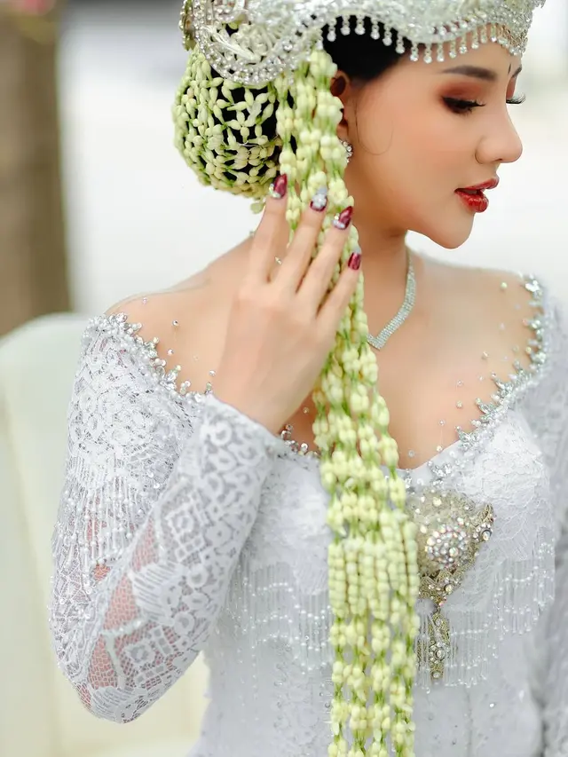 Lala Widy Gaun Pengantin Adat Sunda