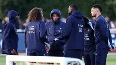 Pemain Timnas Prancis, Kylian Mbappe (tengah) sebelum sesi latihan di Centre National du Football di Clairefontaine-en-Yvelines, barat daya Paris, pada 17 Maret 2025. (FRANCK FIFE/AFP)