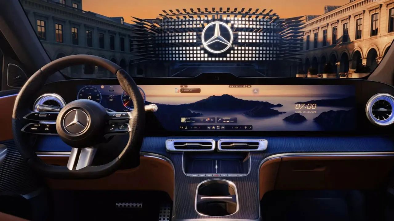 Interior Mercedes GLC EV dibekali layar Hyperscreen jumbo 39,1 inci yang membentang di dasbor, menghadirkan pengalaman layaknya bioskop pribadi di kabin (Mercedes)