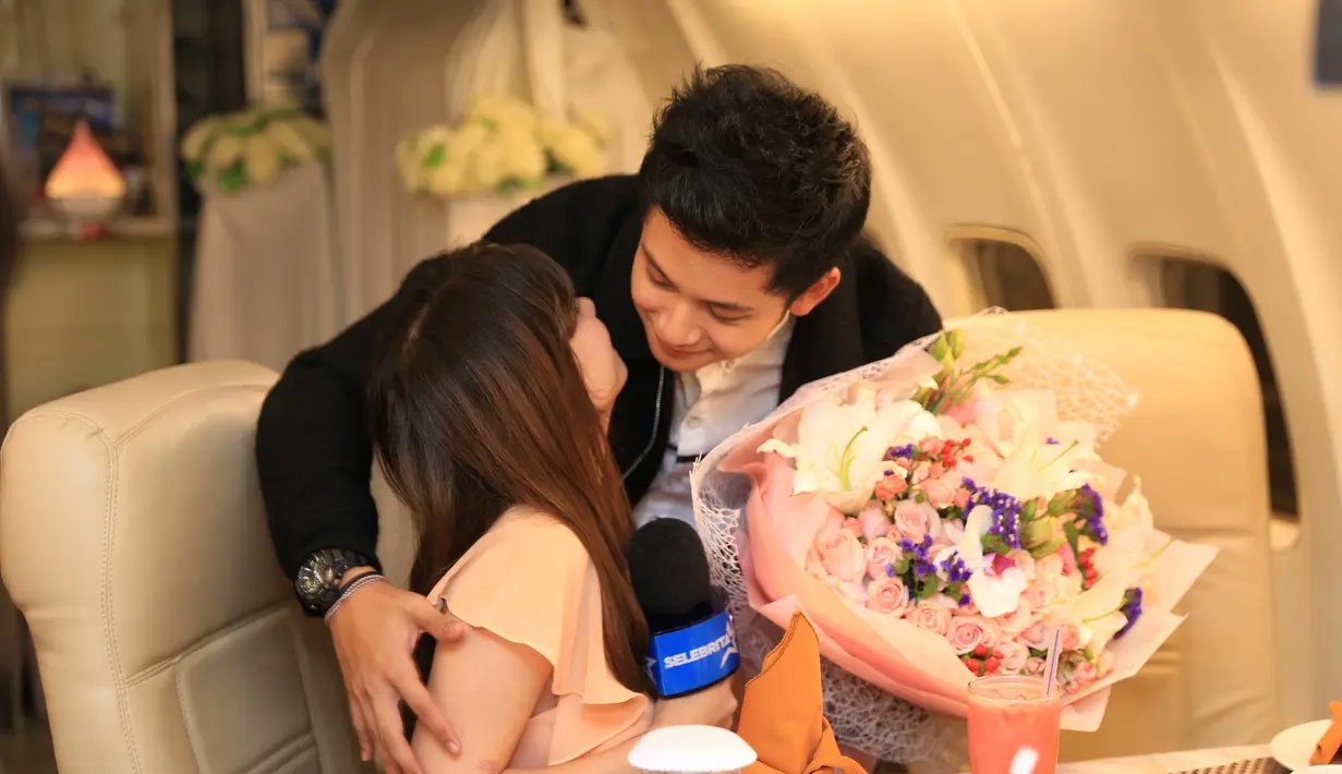 Dalam velentine kali ini, sebuah tempat dinner romantis disiapkan Randy Martin. Randy mengajak kekasihnya, dinner di atas Kabin Pesawat Terbang di kawasan Ancol, Jakarta Utara. (Adrian Putra/Bintang.com)