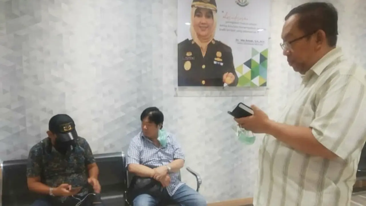 Terpidana korupsi runway Bandara Moa Tiakur, Maluku Barat Daya (tengah) saat berada di Kejati Riau.