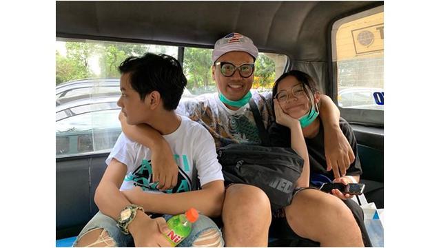Nino Kuya saat bersama dengan ayah dan kakaknya, akrab banget.