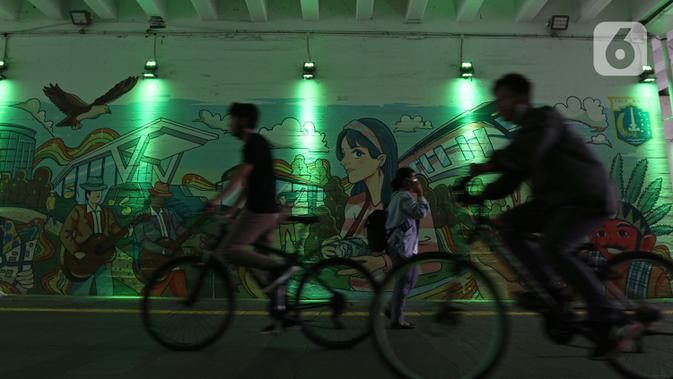 Pesepeda melintasi terowongan Kendal, Jakarta, Kamis (21/1/2021). Pemberlakuan pembatasan kegiatan masyarakat (PPKM) di Jawa-Bali diperpanjang hingga 8 Februari 2021, berlaku di DKI Jakarta, Banten, Jawa Barat, Jawa Tengah, Yogyakarta, Jawa Timur, dan Bali. (Liputan6.com/Helmi Fithriansyah)