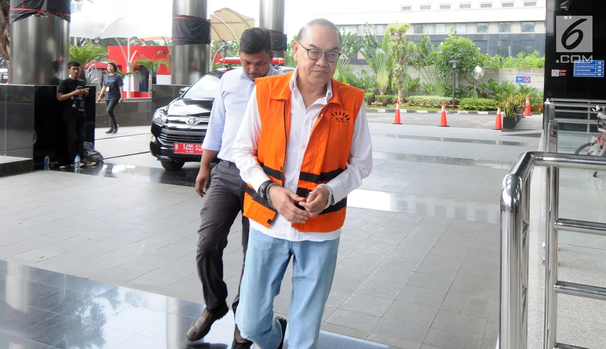 Terdakwa kasus PLTU Riau-1, Johannes Budisutrisno Kotjo tiba di Gedung KPK, Jakarta, Selasa (26/2). Johannes Budisutrisno Kotjo diperiksa untuk pengembangan baru suap terkait proyek pembangunan PLTU Riau-1. (Merdeka.com/Dwi Narwoko)