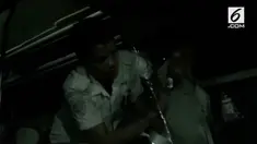 Dua bus damri dilempar batu oleh dua orang tak dikenal. Diduga pelemparan ini adalah modus kejahatan perampokan.