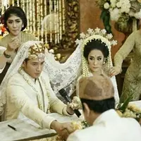 Menggelar pernikahan di Bumi Sangkuriang, Bandung, Jawa Barat, pada Sabtu (22/4/2017). Di prosesi akad nikah, Tarra mempersembahkan mas kawin berupa perhiasan untuk wanita berdarah Sunda itu. (Instagram/ratu_nyinyir)