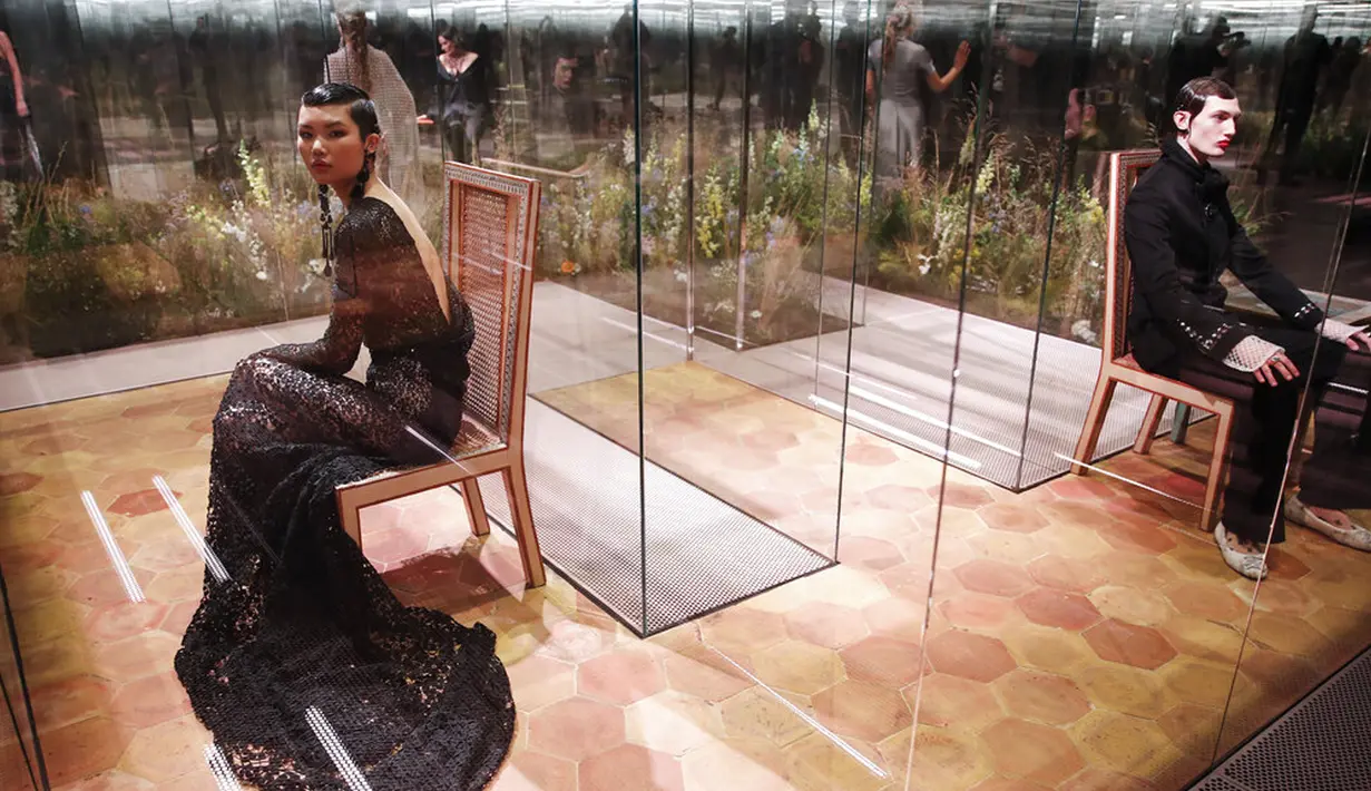 Model mengenakan busana kreasi Fendi's Spring-Summer 2021 Haute Couture dalam acara Paris Fashion Week di Paris, Prancis, Rabu (27/1/2021). Paris Fashion Week 2021 digelar tanpa penonton karena kekhawatiran akan virus corona COVID-19. (AP Photo/Francois Mori)