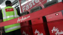 Suasana tempat penjualan tiket pesawat AirAsia di Terminal 3 Bandara Soekarno Hatta, Minggu (28/12). Seorang petugas melakukan pengecekan di sekitar tempat penjualan tiket pesawat AirAsia di Terminal 3 Bandara Soekarno Hatta. (Liputan6.com/Faizal Fanani)