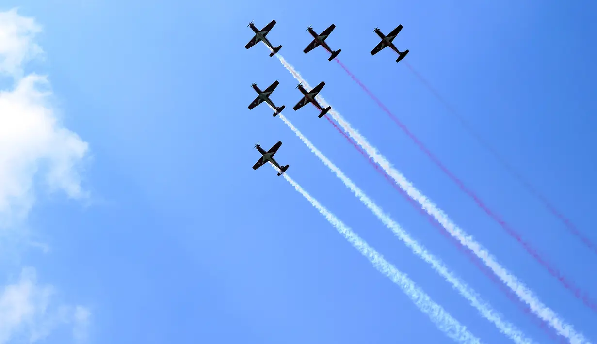 Atraksi udara ini menjadi simbol kekuatan dan kesiapan TNI AU menjaga kedaulatan langit Indonesia, sekaligus persembahan terbaik di hari kemerdekaan. (KapanLagi.com/Budy Santoso)