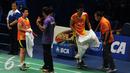 Ganda campuran Indonesia Tontowi Ahmad/Liliyana Natsir berbincang dengan tim pelatih saat laga melawan Kim Astrup/Line Kjaersfeldt (Denmark) di babak kedua BCA Indonesia Open 2016, Jakarta, Kamis (2/6/2016). (Liputan6.com/Helmi Fithriansyah)