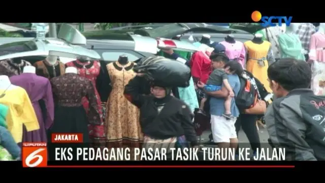 Lahan jadi objek sengketa, ratusan pedagang Pasar Tasik menjajakan barangnya di sepanjang Jembatan Bongkaran Tanah Abang, Jakarta Pusat.