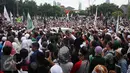 Ribuan massa melakukan aksi damai 212 jilid 2 di depan Gedung Dewan Perwakilan Rakyat, Senayan, Jakarta, Selasa (21/2). Aspirasi tersebut terkait pemberhentian Gubernur DKI Jakarta Basuki Tjahja Purnama (Ahok). (Liputan6.com/JohanTallo)