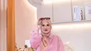 Tak heran jika gaya hijab yang ia kenakan sukses membuat Delia Septianti tampil awet muda bak ABG. Mantan istri Tofan Putra ini juga kerap tampil mengenakan kacamata hitamnya yang kece. (Liputan6.com/IG/@deliaseptianti).