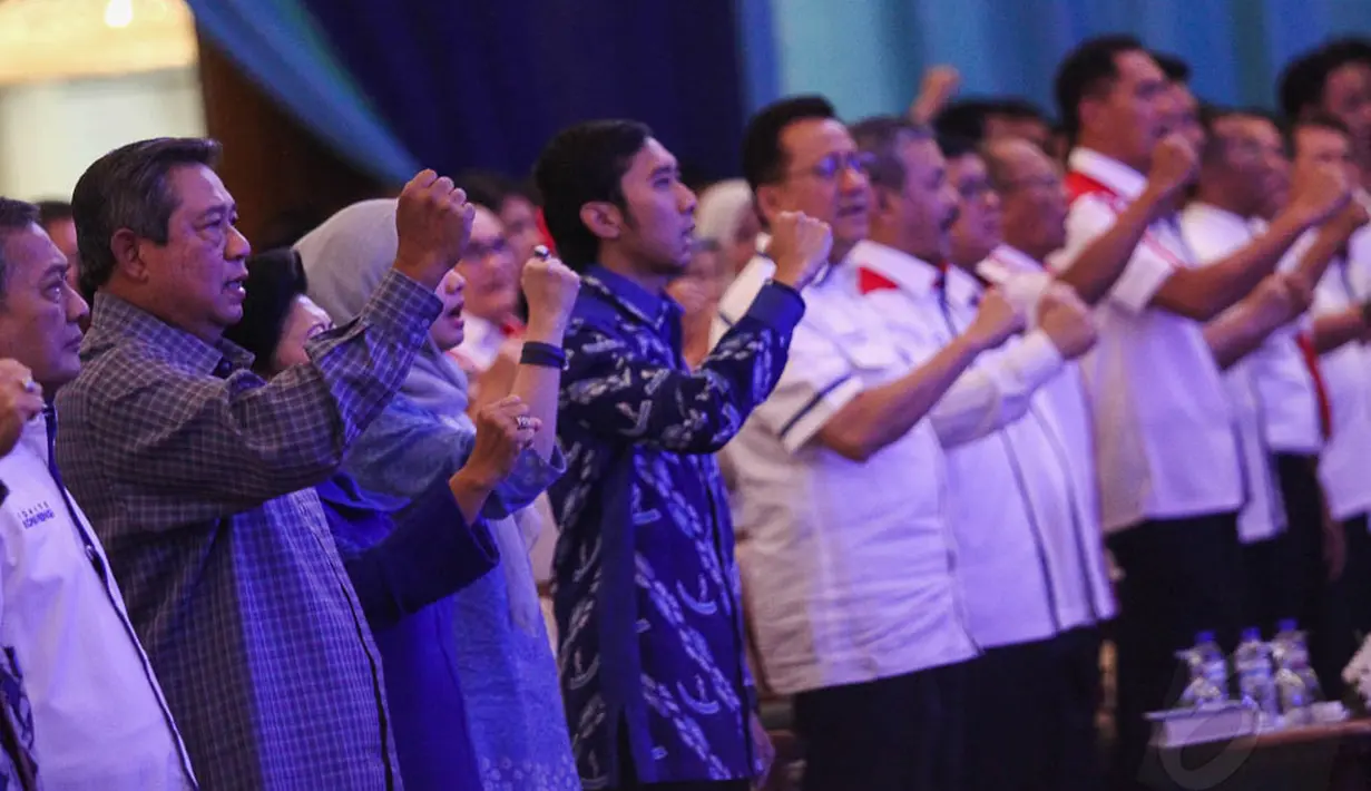 Ketum partai Demokrat dan para peserta yang mengenakan kemeja putih berlogo Demokrat terlihat semangat menyanyikan lagu Indonesia Raya, Minggu (27/4/14). (Liputan6.com/Faizal Fanani)