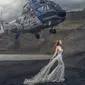 Kepala milik seorang pengantin ini nyaris putus karena foto pre-wedding dengan helikopter.