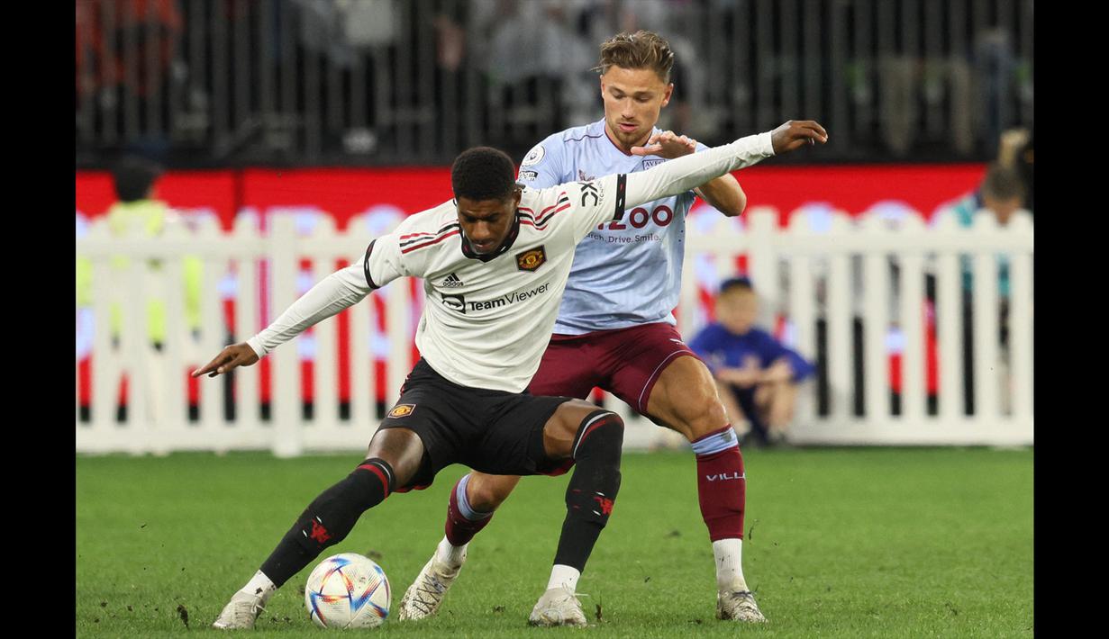 United mampu menambah keunggulan pada menit ke-42 dari gol bunuh diri Matty Cash. (AFP/Trevor Collens)