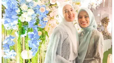 Dhini Aminarti dan Alyssa Soebandono diketahui pernah bermain dalam satu judul sinetron yang sama, yaitu Lagu Cinta Nirmala pada tahun 2011 silam. Pertemuan itu kemudian membawa keduanya ke persahabatan hingga kini, walaupun sudah jarang tampil bersama di layar kaca. (Liputan6.com/IG/@dhiniaminarti)