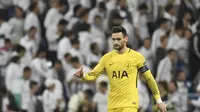 Hugo Lloris menjadi kunci sukses Tottenham Hotspur meraih satu poin di markas Real Madrid. Laga ketiga Grup H Liga Champions 2017/2018 di Santiago Bernabeu itu berakhir dengan skor 1-1. (GABRIEL BOUYS / AFP)