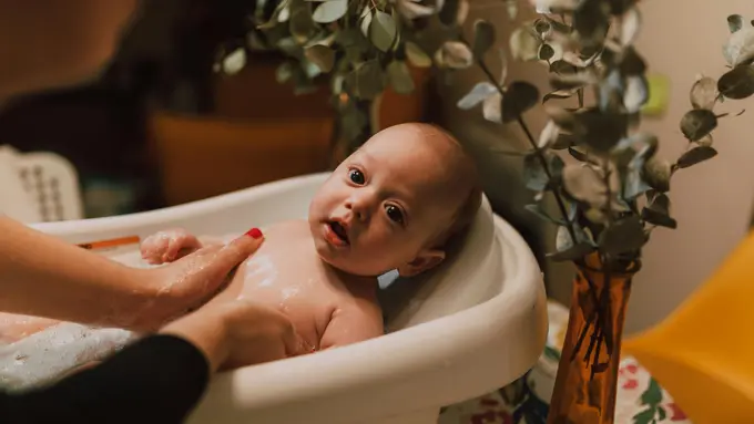 Cara Memandikan Bayi dengan Aman dan Benar