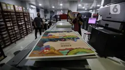 Cetakan digital printing PT Bintang Sempurna di kawasan Benhil, Jakarta Pusat, Rabu (24/2/2021). Usaha Digital Printing ini tetap bertahan sepanjang pandemi covid 19 yang hampir 1 Tahun di Indonesia.  (Liputan6.com/JohanTallo)