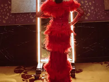 Krisdayanti saat momen bernyanyi dengan busana serba merah di salah satu acara. (Foto: Instagram/krisdayantilemos)