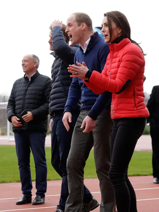 Pangeran William, Kate Middleton dan Pangeran Harry saat mengikuti perlombaan lari dalam acara amal Heads Together di Taman Queen Elizabeth II di London, Inggris (5/2). (AP Photo / Alastair Grant, Pool)