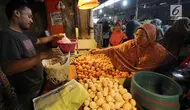 Pedagang telur melayani pembeli di Pasar Kebayoran Lama, Jakarta, Senin (1/10). Badan Pusat Statistik (BPS) mencatat pada bulan September 2018 terjadi deflasi sebesar 0,18 persen. (Liputan6.com/Johan Tallo)