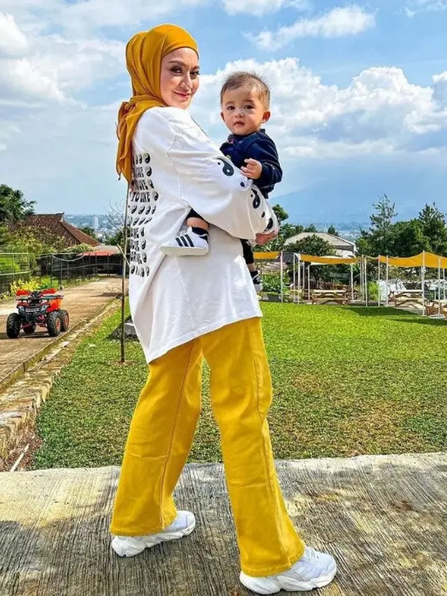 Nathalie Holscher bersama putranya Adzam. (Foto: Instagram/nathaieholscher)