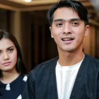 Tradisi setiap keluarga berbeda beda dalam menyambut Hari Raya Idul Fitri. Begitu juga dengan pesinetron Ganteng-Ganteng Serigala Ricky Harun. (Adrian Putra/Bintang.com)
