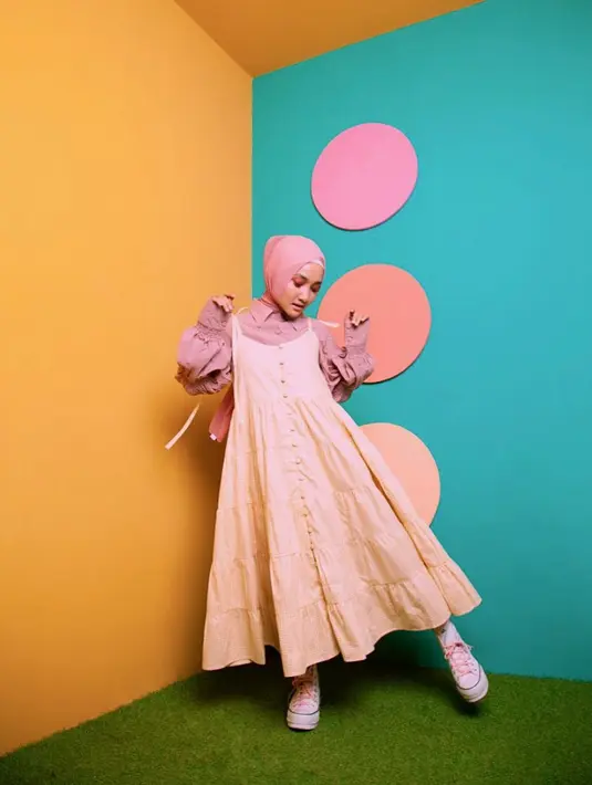 Penampilan santai Fatin dengan simple dress tanpa lengan yang dipadukan kemeja panjang ini juga bisa dijadikan inspirasi. Gaya OOTD sederhana Fatin ini juga dipadukan dengan sneaker berwarna putih yang terlihat nyaman. (Liputan6.com/IG/@fatin30)