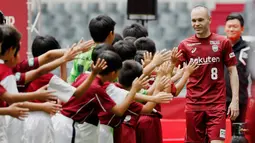 Legenda Barcelona, Andres Iniesta menyambut penggemarnya seusai resmi bergabung dengan Vissel Kobe di NOEVIR Stadium Kobe, Sabtu (26/5). Iniesta muncul di hadapan publik Jepang sejak menandatangani kontrak bersama Vissel Kobe (Michi Ono/Kyodo News via AP)