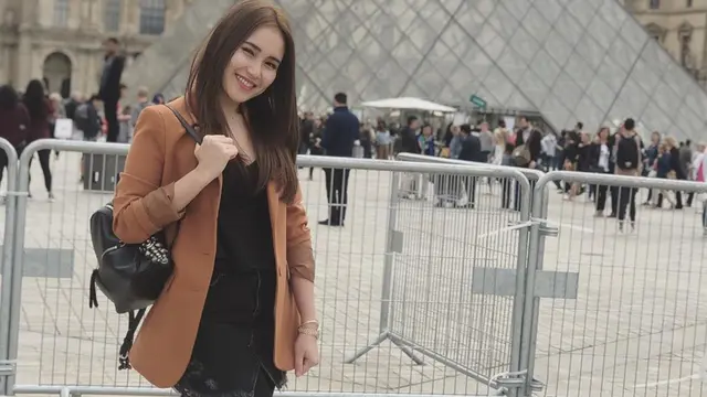 Potret Gaya Cantik dan Elegannya Ayu Ting Ting Saat Berlibur Ke Paris