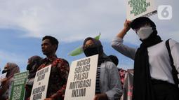 Massa aktivis lingkungan hidup melakukan protes di Kawasan Monas, Jakarta, Jumat, (3/3/2023). Aksi tersebut menuntut permasalahan kedaruratan krisis iklim harus menjadi prioritas agenda kampanye dan pemilu 2024. (merdeka.com/Imam Buhori)