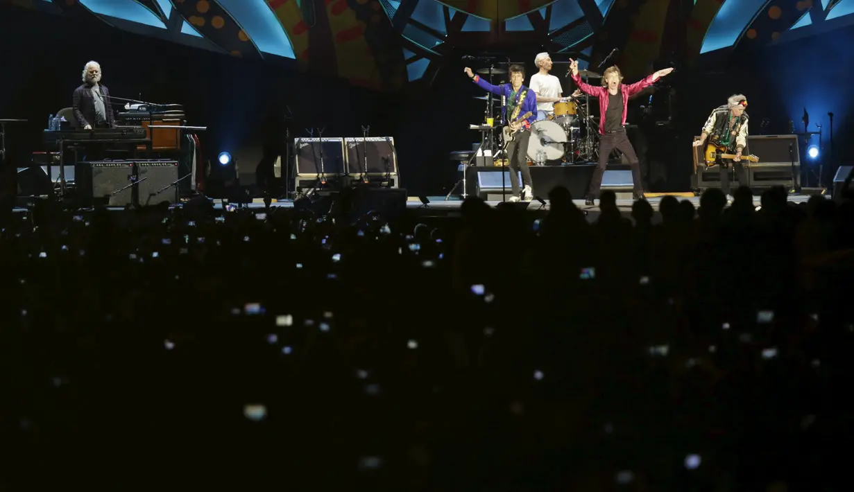 Band Rolling Stones saat beraksi di Ciudad Deportiva de la Habana, Kuba, 25 Maret 2016. Konser yang mendatangkan band rock and roll ini tidak dipungut biaya atau gratis. (REUTERS / Enrique de la Osa)