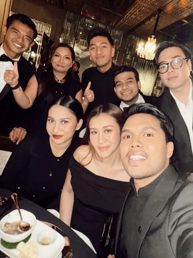 Tampilan Formal Azizah Salsha dan Pratama Arhan.