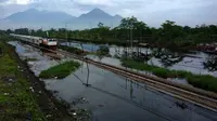 Setelah enam hari lumpuh akibat banjir, jalur Porong-Tanggulangin di Sidoarjo, Jawa Timur, akhirnya bisa dilewati kereta api. (Liputan6.com/Dian Kurniawan)