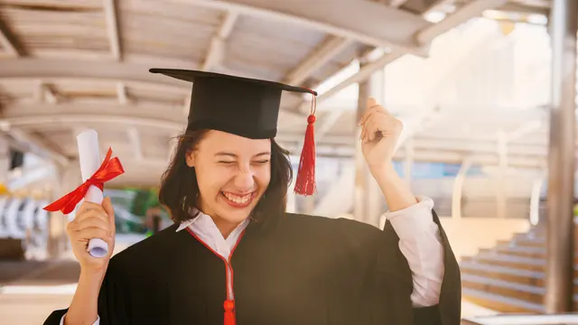 Ide Kado Wisuda Terbaik untuk Pacar dan Sahabat, Dijamin Wanita Suka!
