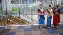 Duta Angkasa Pura bersiap memberi kalung bunga pada penumpang di Terminal Baru Bandara Internasional Ahmad Yani Semarang, Rabu (6/6). Terminal baru Bandara Ahmad Yani ini dibangun dengan  konsep eco green dengan gaya yang modern. (Liputan6.com/Gholib)a