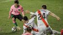 Pemain Barcelona, Riqui Puig (kiri) mengecoh pemain Rayo Vallecano pada laga babak 16 Besar Copa del Rey di Vallecas stadium, Madrid, Kamis (28/1/2021). (Foto: AP/Manu Fernandez)