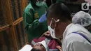 Suasana khitanan massal yang bertajuk Khitanan Anak Soleh di Gedung Graha Askrindo Kemayoran, Jakarta, Sabtu (3/2/2021). Sebanyak 200 anak dari wilayah Jabodetabek dan pegawai alih daya dikhitan dalam rangkaian perayaan HUT ke-50 Askrindo. (Liputan6.com/Pool)