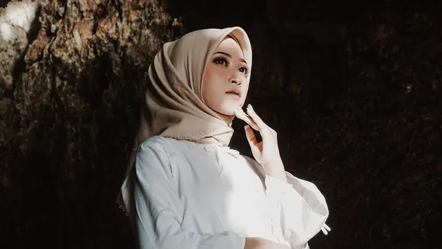 8 Cara Pakai Kerudung Segi Empat yang Baik, Lengkap dengan Tips - Hot