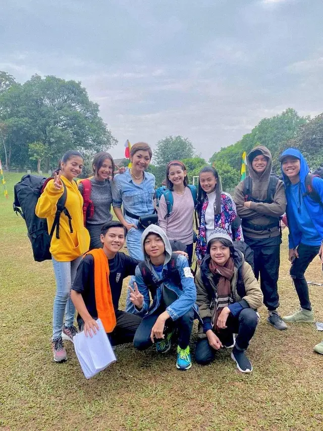 ilustrasi potret kedekatan ray bong dan sandrinna di balik layar dari jendela smp/instagram: @rey_bong26