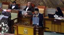 Ketua DPR Setya Novanto memberikan penjelasan saat Rapat Paripurna DPR RI Ke-18 Masa Sidang III Tahun Sidang 2016-2017, Jakarta, Kamis (23/2). Sidang tersebut membahas Penutupan Masa Sidang dan sejumlah agenda RUU (Liputan6.com/Johan Tallo)